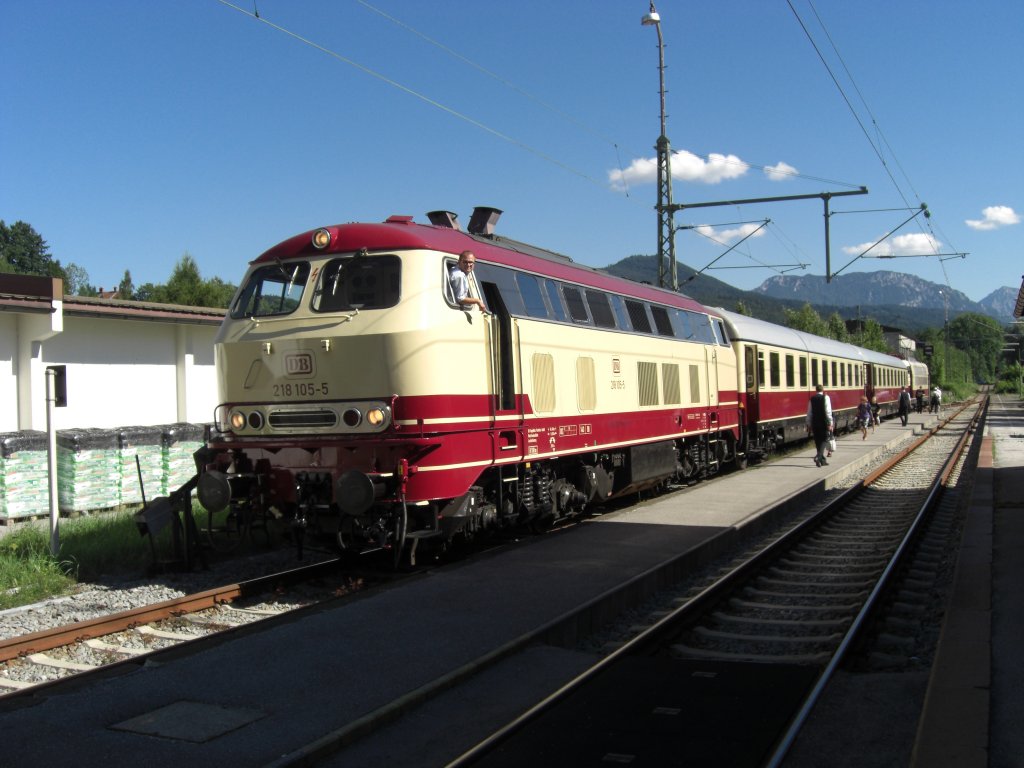 281 105-5 mit einem Sonderzug im Bahnhof von Siegsdorf, an der Strecke
Traunstein - Ruhpolding. Aufgenommen am 1. August 2010.