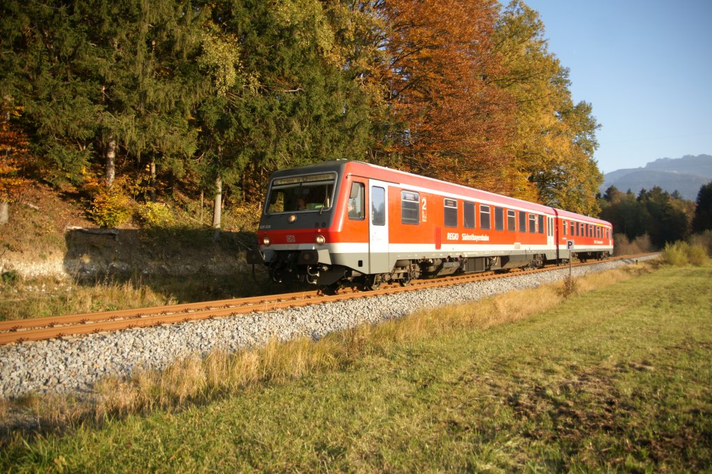 628 639 am 30. Oktober 2011 auf der  Chiemgau-Bahn , auf dem Weg von Aschau
nach Prien am Chiemsee