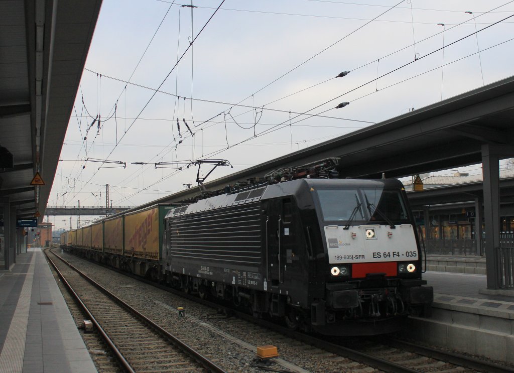 Am 1. Dezember 2012 duchf�hrt ES 64 F4-035 mit einer  ROLA  den Rosenheimer Bahnhof in Richtung Brenner.