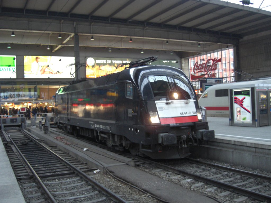 ES 64 U2-026 von MRCE, konnten iwr am 5. Februar 2010 im Münchener
Hauptbahnhof ablichten.