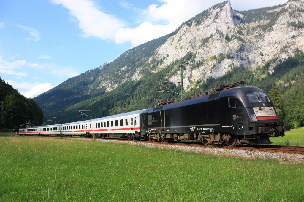 ES 64 U2-072 zieht am 11. August 2013 den  IC K�nigssee  in Richtung Berchtesgaden. Aufgenommen kurz vor Bischofswiesen.