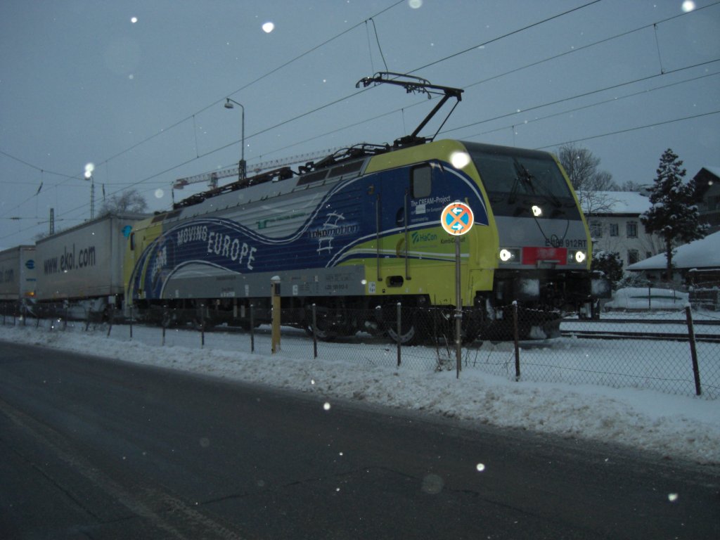 Lokomotion BR 189 912 RT bei leichtem Schneefall am 26.01 2011
im Bahnhof von Prien, mit einem G�terzug aus der T�rkei.