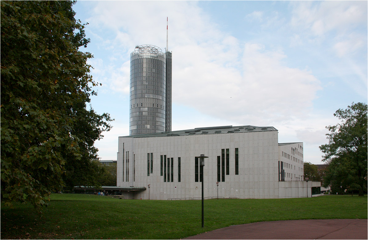 . Aalto-Theater in Essen -

Ansicht von Westen mit dem RWE-Hochhaus von Ingenhoven im Hintergrund.

Oktober 2014 (Matthias)