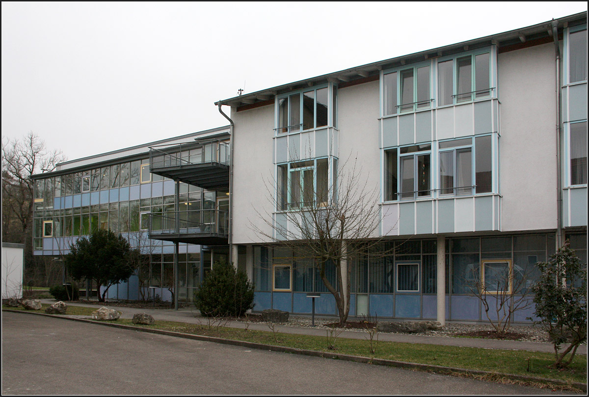 . Altenzentrum Herbrechtingen -

Die in Erkern zusammengefassten Fenster entsprechen dem Stil der Zeit.

März 2015 (Matthias)