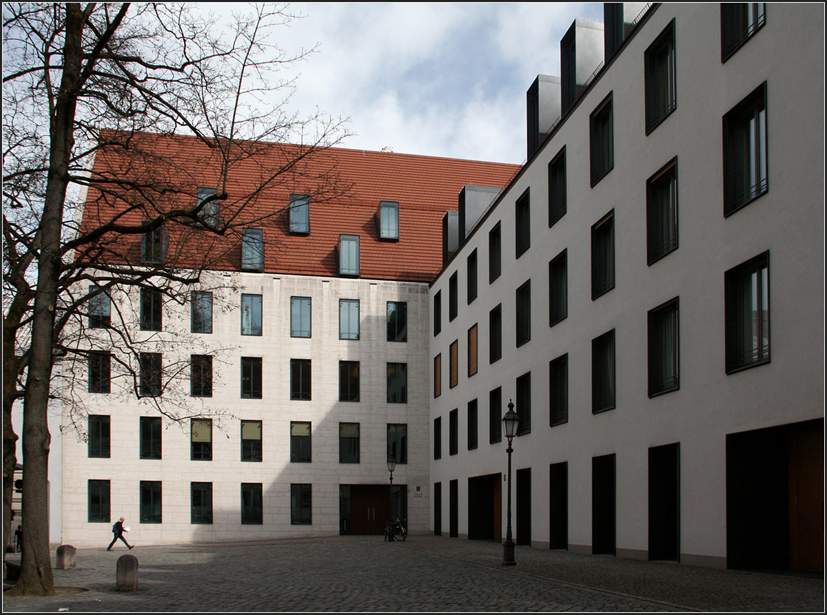 
. Alter Hof in München -

Der Innenhof mit Pfisterblock (hinten) und Brunnenstock (rechts).

März 2015 (Matthias)