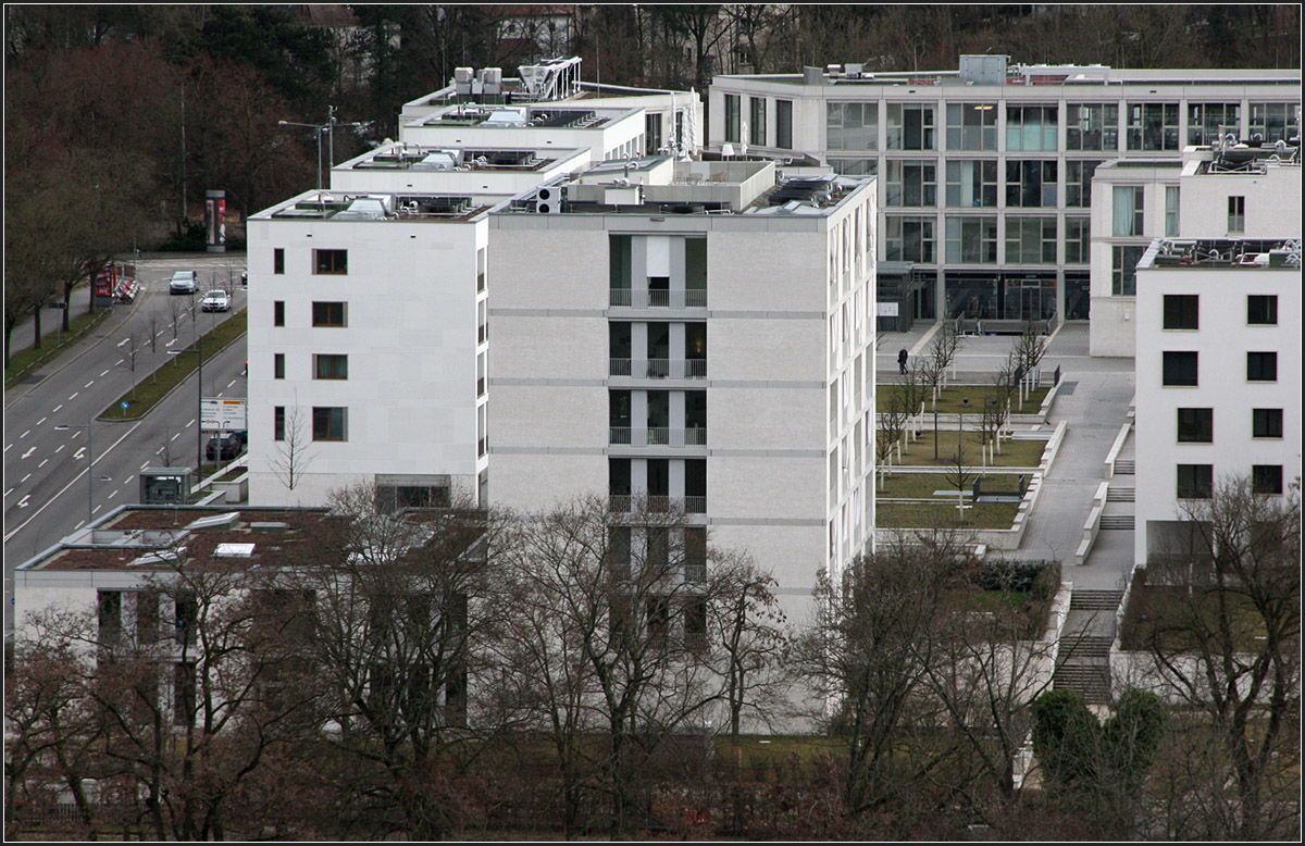 
. Apartmenthaus von Chipperfield Architektes in Stuttgart -

Blick vom Killesbergturm auf die Killesberghöhe mit dem Chipperfield-Bau vorne.

März 2015 (M)