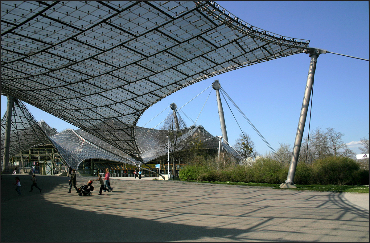 . Bauten für die Olympischen Spiele '72 in München - 

Blick von der Sporthalle zur Schwimmhalle. Das Dach ist an schrägen Stützen aufgehängt, bzw abgestützt.

April 2007 (Matthias)