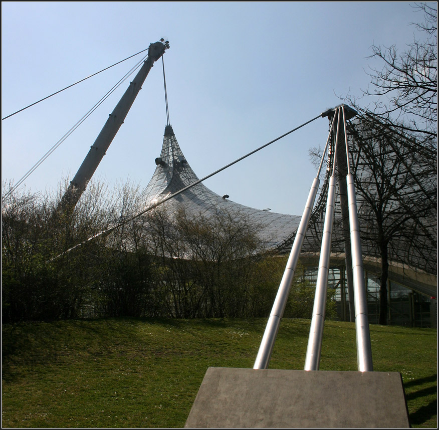 . Bauten für die Olympischen Spiele '72 in München - 

Feste Verankerung der Stahlseile im Boden.

April 2007 (Matthias)