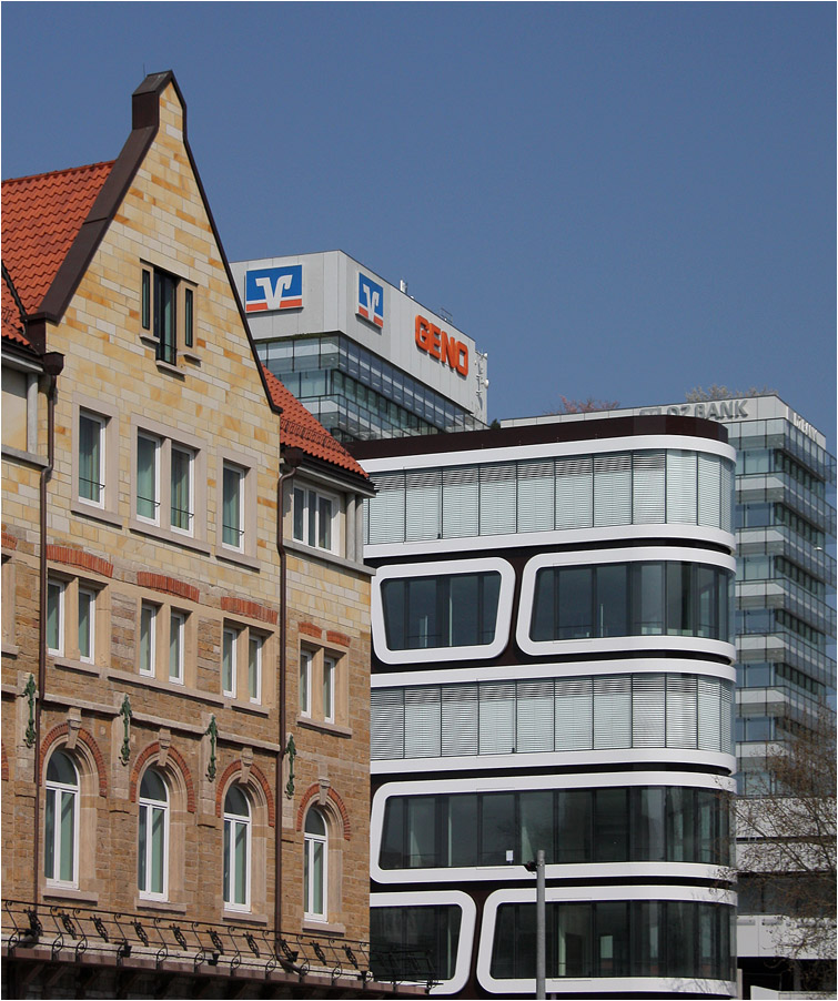 
. Büro- und Wohnbebauung Z-UP in Stuttgart -

Zwischen dem GENO-Haus hinten und dem Hotel links, spricht das Z-UP eine weitere, ganz andere Architektursprache.

April 2009 (Matthias)