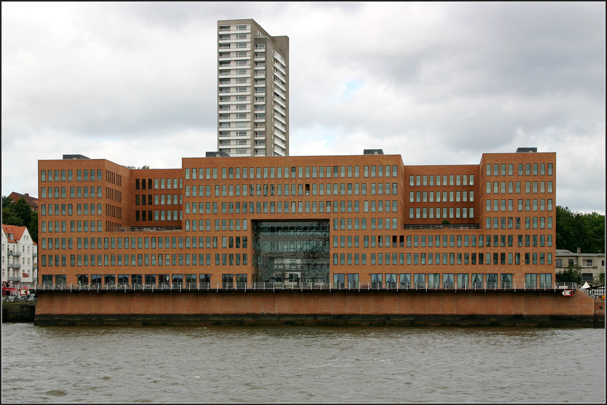 . Bürogebäude 'Holzhafen' in Hamburg -

August 2005 (Matthias)