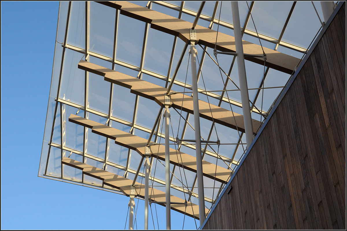 
. Das Astrup Fearnley Museet in Oslo -

Detailaufnahme des Dachüberstandes.

Dezember 2013 (J)