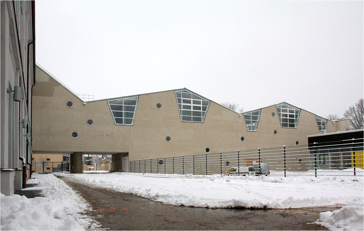 . Das Bildungszentrum von Aschersleben -

Blick in die Innenseite der L-förmigen Anlage. Im Neubau befindet sich auf dieser Seite der Erschließungsbereich mit den Treppen und Fluren.

März 2013 (Matthias)