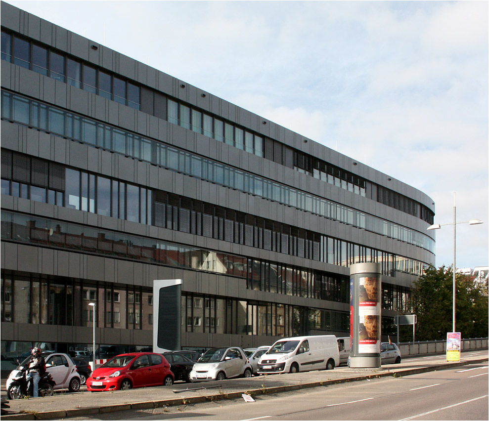 . Das Büro-, Wohn- und Geschäftshaus Caleido in Stuttgart -

Die Fassade ist etwas dunkel geraten; hier entlang der Paulinenbrücke. Im Innenhof wurde helleres Material verwendet.

Oktober 2014 (Matthias)