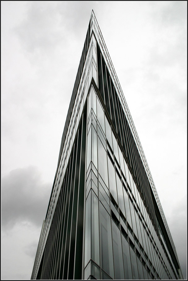 . Das Deichtor Bürohaus in Hamburg -

Dreieckige Grundstück führen gerne zu spitzwinkeligen Bauwerken.

August 2005 (Matthias)