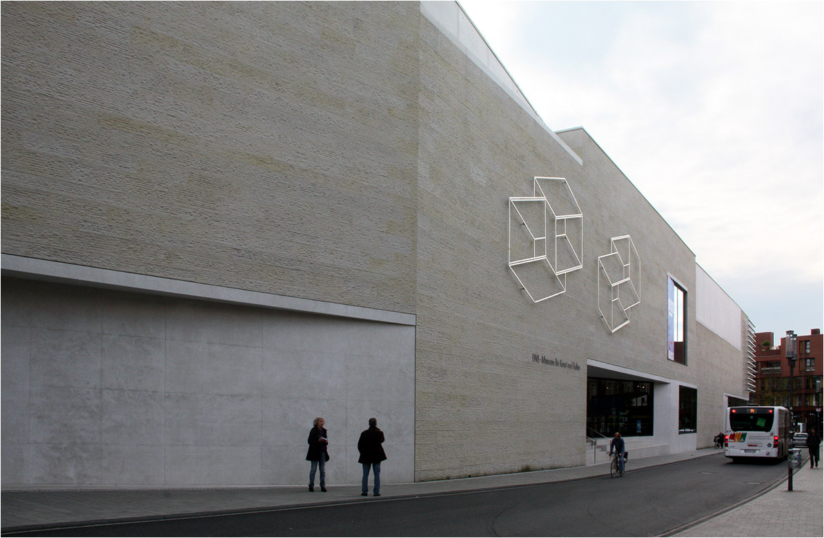 . Das LWL-Museum für Kunst und Kultur in Münster -

Über dem Nebeneingang an der Pferdegasse befindet sich das ebenfalls für den Vorgängerbau geschaffene Wandrelrelief von Josef Albers.

Oktober 2014 (Matthias)