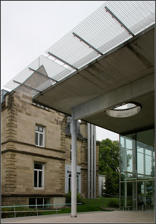 . Das Museum für Post und Kommunikation in Frankfurt am Main -

Die Terrasse vor dem Eingang unter dem Vordach und die alte Vila daneben.

September 1990 (Matthias)