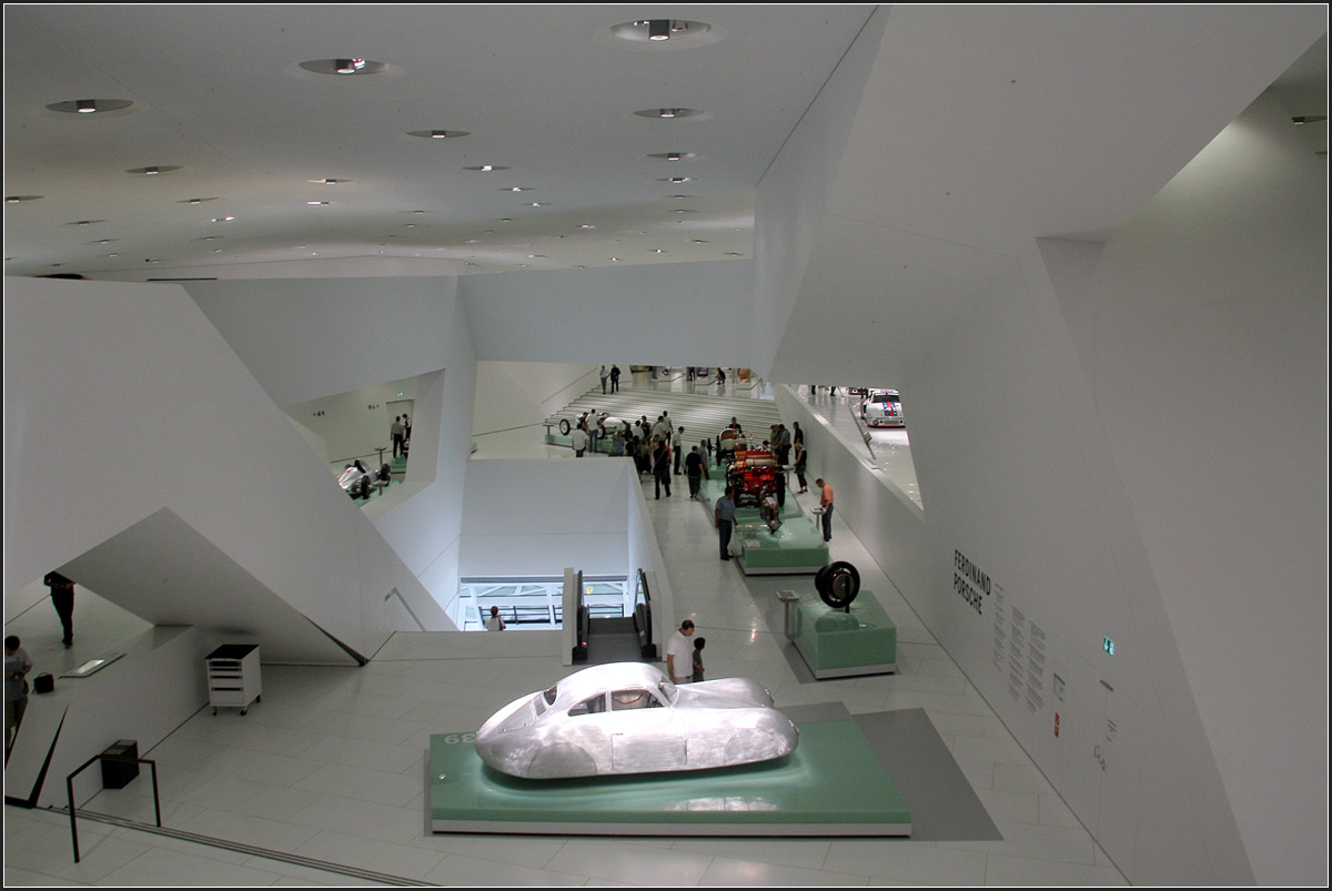 . Das Porschemuseum in Stuttgart-Zuffenhausen -

Die Ausstellungsebenen bestehen aus einem komplexen Raumkontinuum. 

Juni 2009 (Matthias)