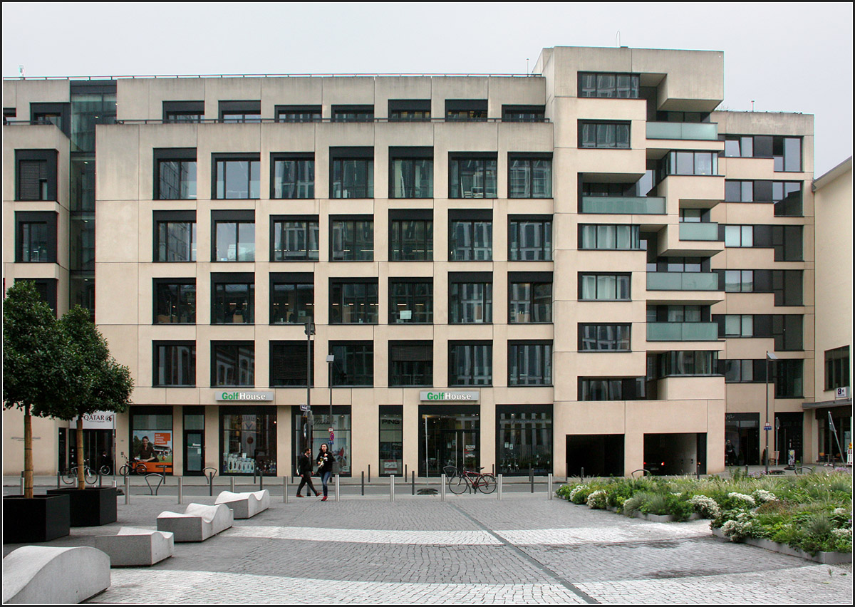 . Das Schillerhaus in Frankfurt am Main -

Ostfassade. Die unregelmäßigen Fensterformate und die kubischen Vor- und Rücksprünge sind typisch für die Architekten.

September 2014 (Matthias)