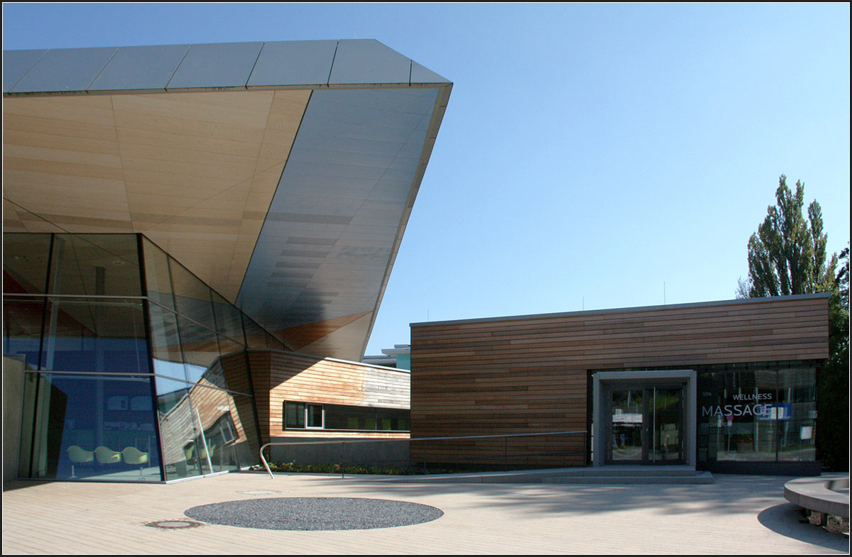 
. Die Bodensee Therme in Konstanz -

An Eingangsbereich treffen in freier Form die einzelnen Bauteile aufeinander.

September 2014 (Matthias)