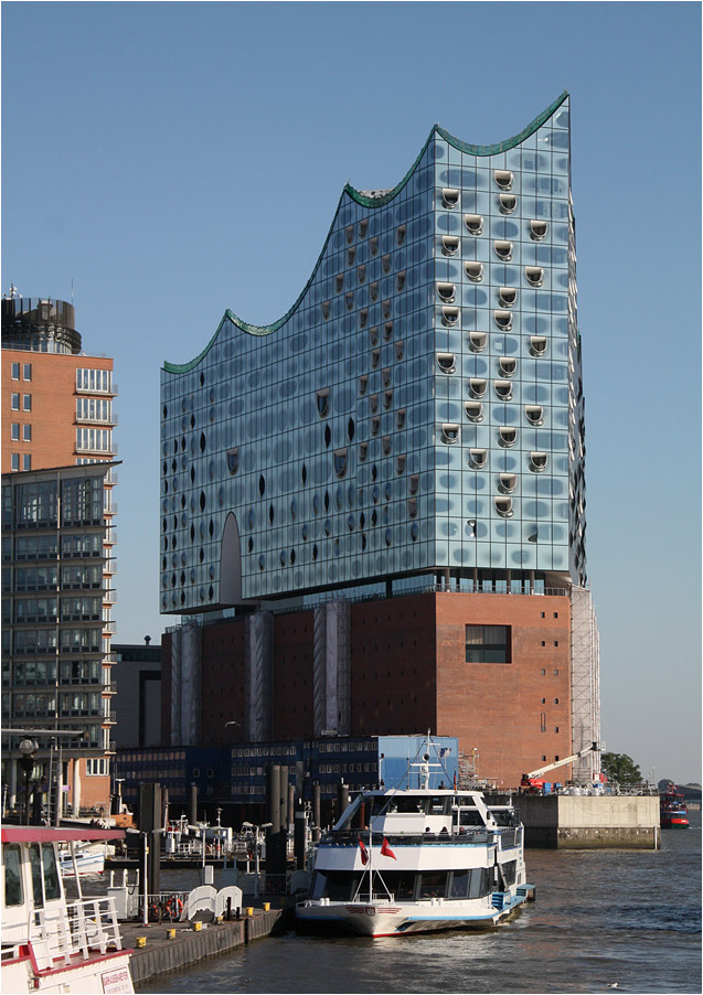 
. Die Elbphilharmonie in Hamburg -

Die besondere Glasfassade des Neubaues kontrastiert zum Backstein des alten Kaispeichers.

Oktober 2015 (M)