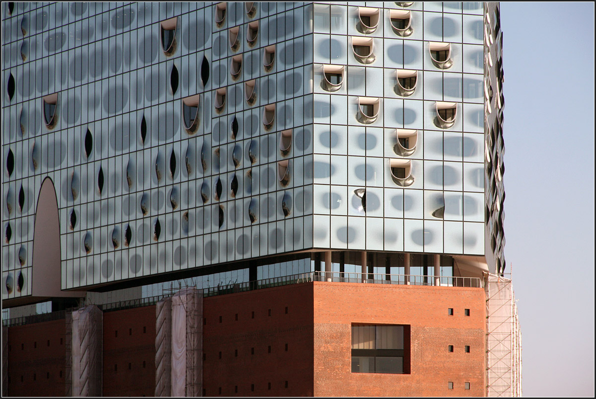 
. Die Elbphilharmonie in Hamburg -

Nach der Rolltreppenauffahrt wird der Besucher zunächst an dem großen Fenster im Speicher ankommen. Von dort geht es dann hinauf zu der öffentlichen Plaza im Bereich des eingerückten Zwischengeschosses.

Oktober 2015 (M)