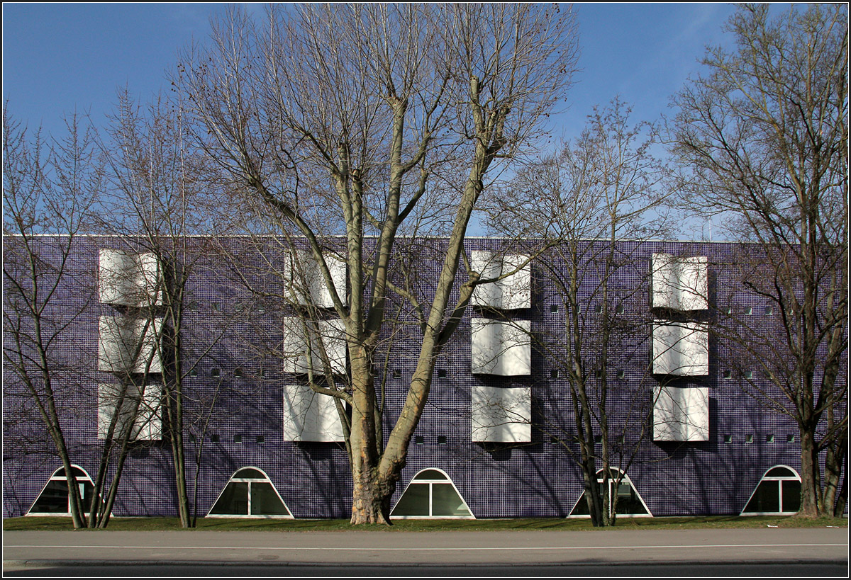 . Die Gustav-von-Schmoller Berufsschule in Heilbronn -

Die Ostfassade zur Weststraße hin.

März 2011 (Matthias)