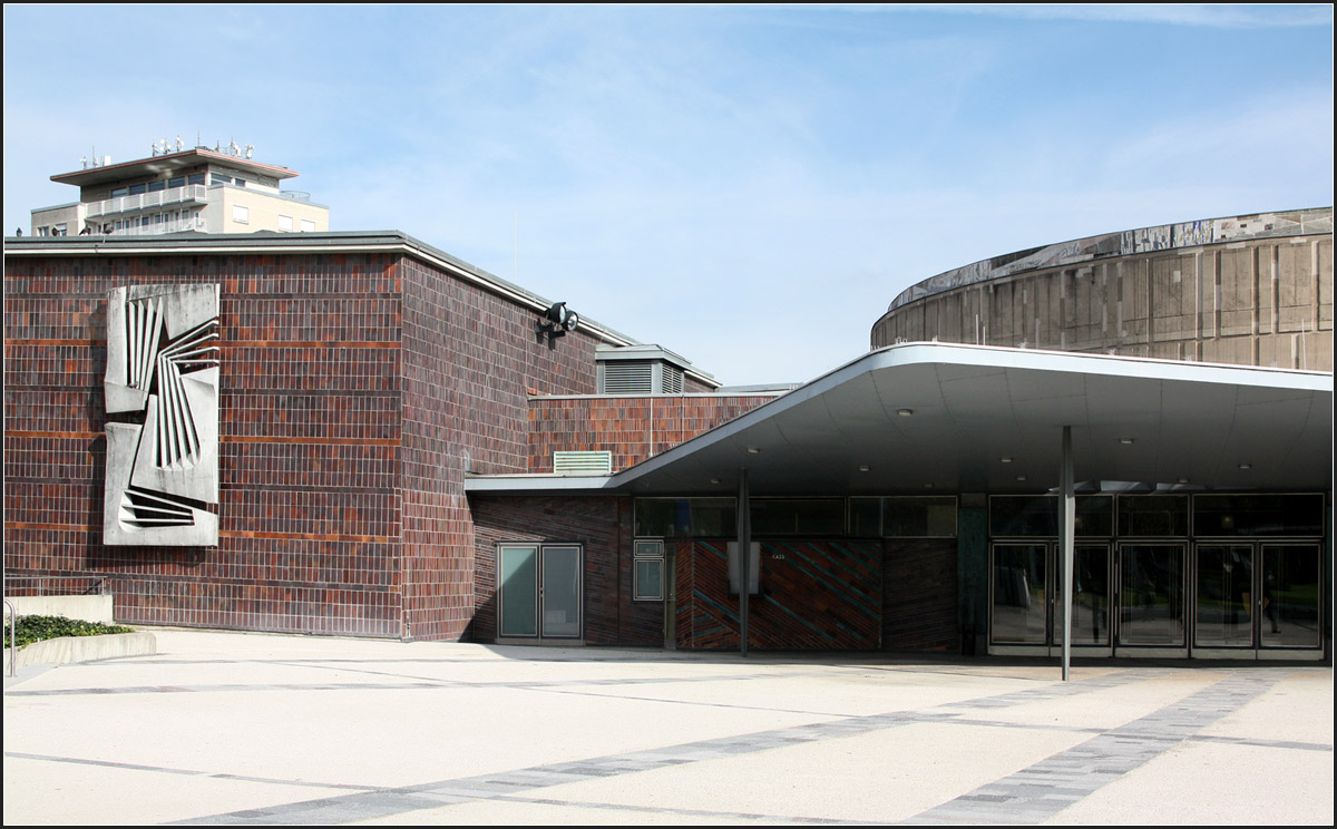 . Die Liederhalle in Stuttgart -

Silchersaal und Haupteingang.

April 2015 (M)