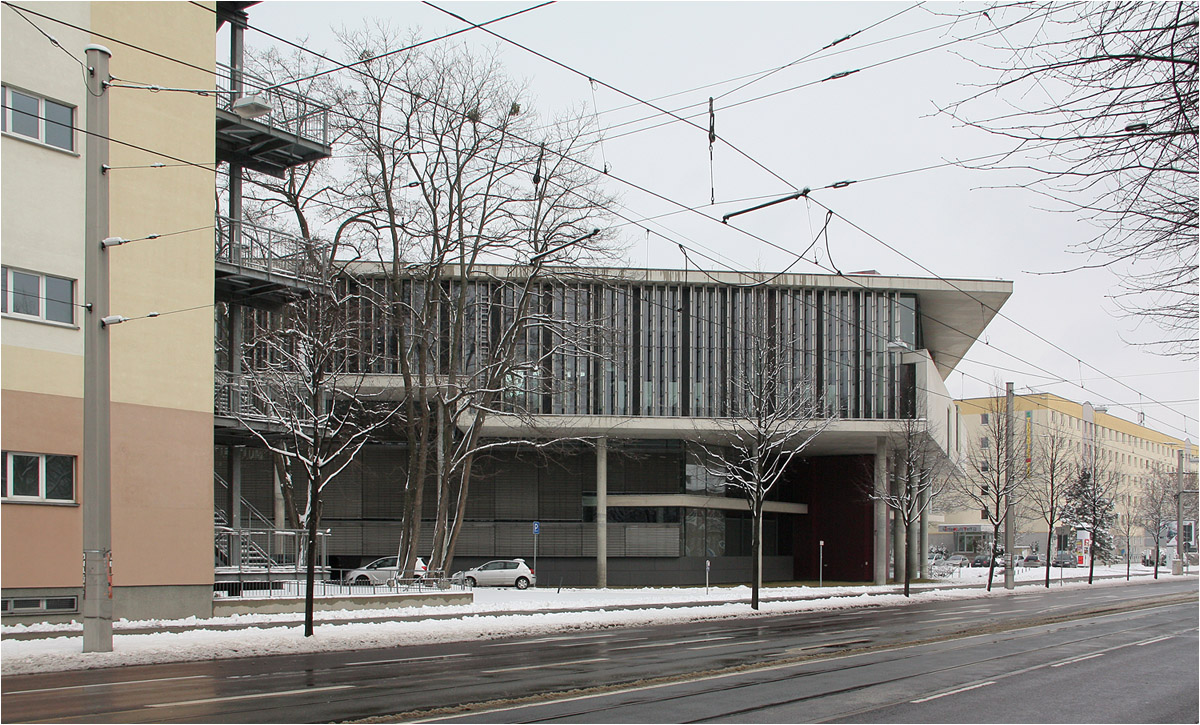 . Die Universitätsbibliothek in Magdeburg -

Das Gebäude dreht sich aus der Bauflucht der Walther-Rathenau-Straße heraus.

März 2013 (Matthias) 