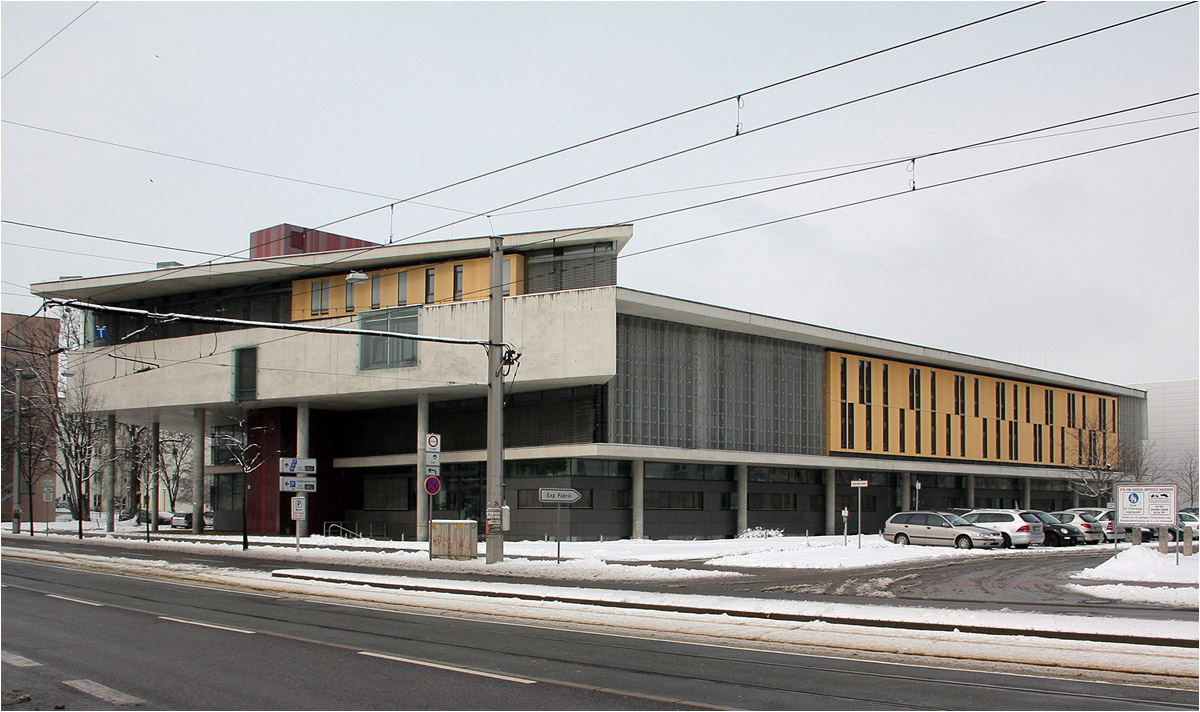 . Die Universitätsbibliothek in Magdeburg -

Die Süd- und Ostfassade.

März 2013 (Matthias) 