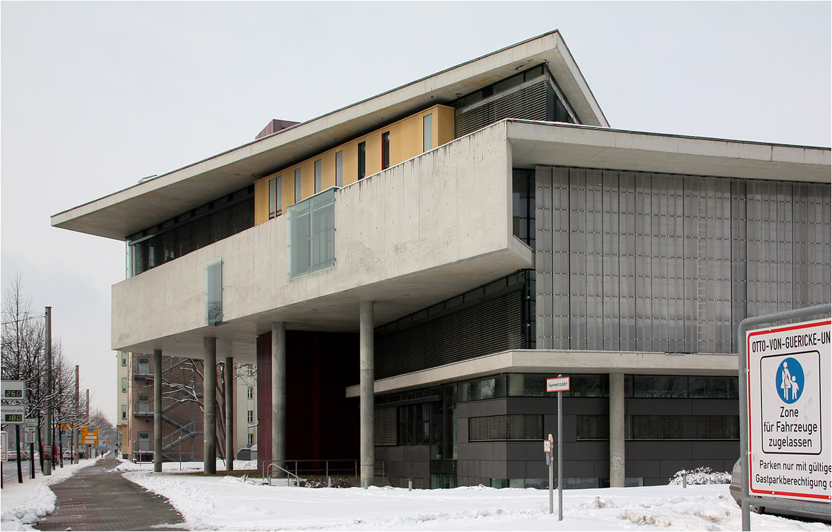 . Die Universittsbibliothek in Magdeburg -

Die Sdost-Ecke der Bibliothek.

Mrz 2013 (Matthias) 