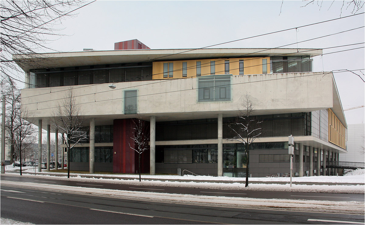 . Die Universitätsbibliothek in Magdeburg -

Die Südfassade an der Walther-Rathenau-Straße.

März 2013 (Matthias) 