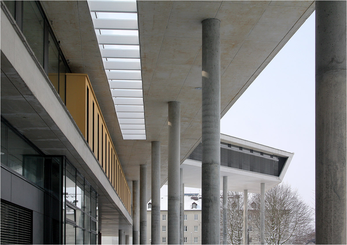 . Die Universitätsbibliothek in Magdeburg -

Oberlicht unter dem Vordach des Eingangsbereiches.

März 2013 (Matthias) 