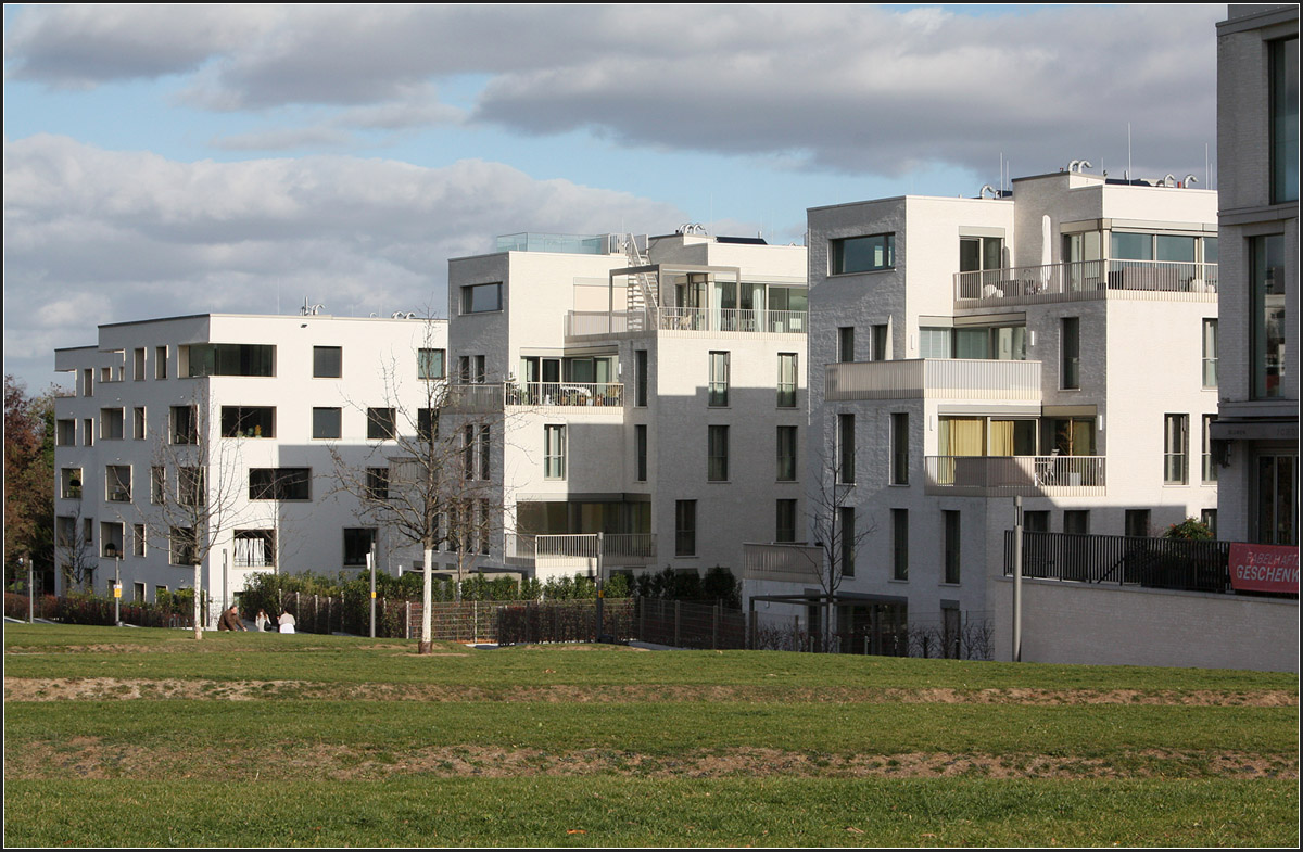 . Drei Wohngebäude auf dem Stuttgarter Killesberg -

Blick von Südwesten auf die Wohngebäude. Das Haus ganz links gehört zu den von Baumschlager und Eberle geplanten Häuser.

November 2015 (M)