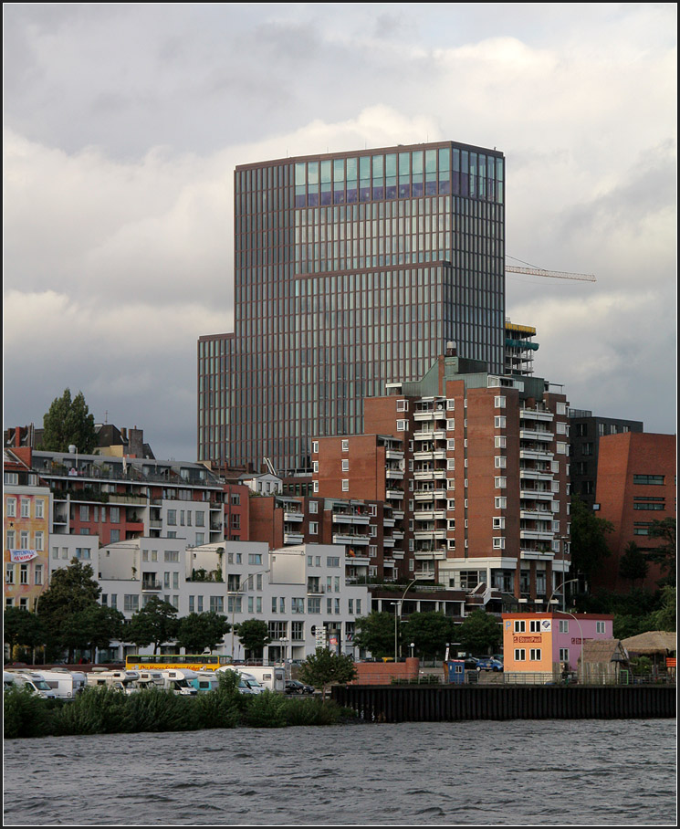 . Empire Riverside Hotel in Hamburg -

In Hamburg St.Pauli steht seit 2007 das 22-geschossige Empire Riverside Hotel etwas oberhalb der Elbe. Geplant wurde es von Chipperfield Architects.

http://www.davidchipperfield.co.uk/project/empire_riverside_hotel

August 2011 (Matthias)
