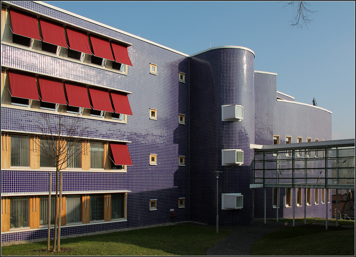 . Erweiterung des Amtsgerichtes in Pforzheim -

Rote Markisen kontrastieren mit den blauen Fliesen der Fassade.

März 2011 (Matthias)