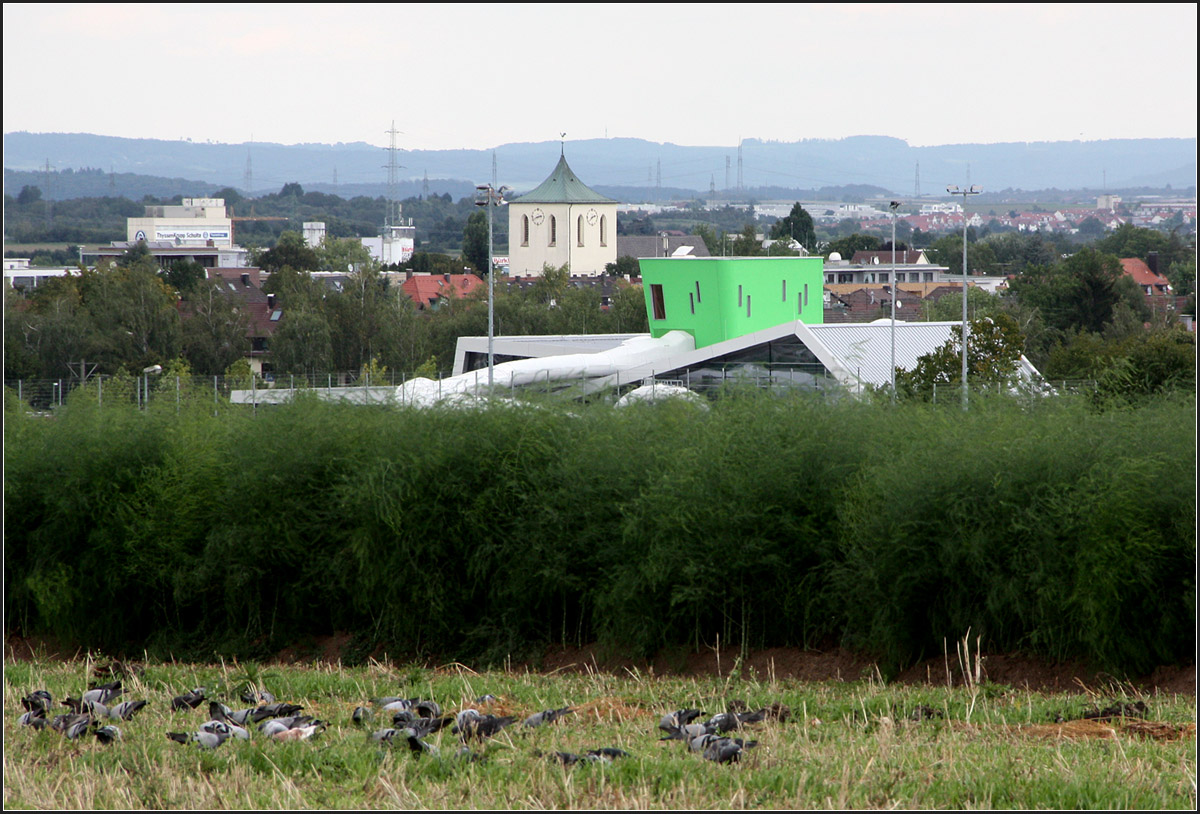 . Familien- und Freizeitbad F.3 in Fellbach -

Weithin sichtbar ist der grüne Rutschenturm. Im Hintergrund der Kirchturm der Fellbacher Pauluskirche.

August 2014 (Matthias)