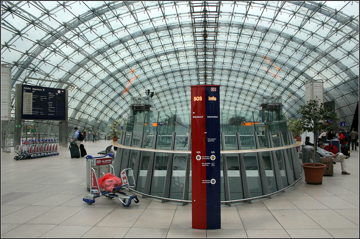 . Fernbahnhof Flughafen Frankfurt -

Unter der großen Glaskuppel des Fernbahnhofes. Inzwischen wird die Kuppel durch das drum herum gebaute Gebäude verschattet.

Juni 2006 (Matthias)