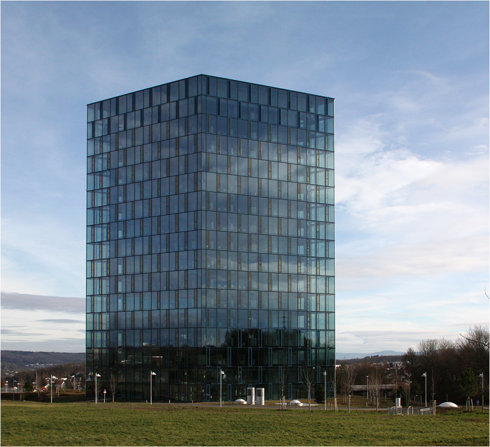 . Festo AutomationCenter in Esslingen-Zollberg -

Ansicht von Nordwesten. Zu den Kanten hin wird das Hochhaus transparenter. Rechts im Hintergrund die Schwäbische Alb.

Dezember 2015 (M)