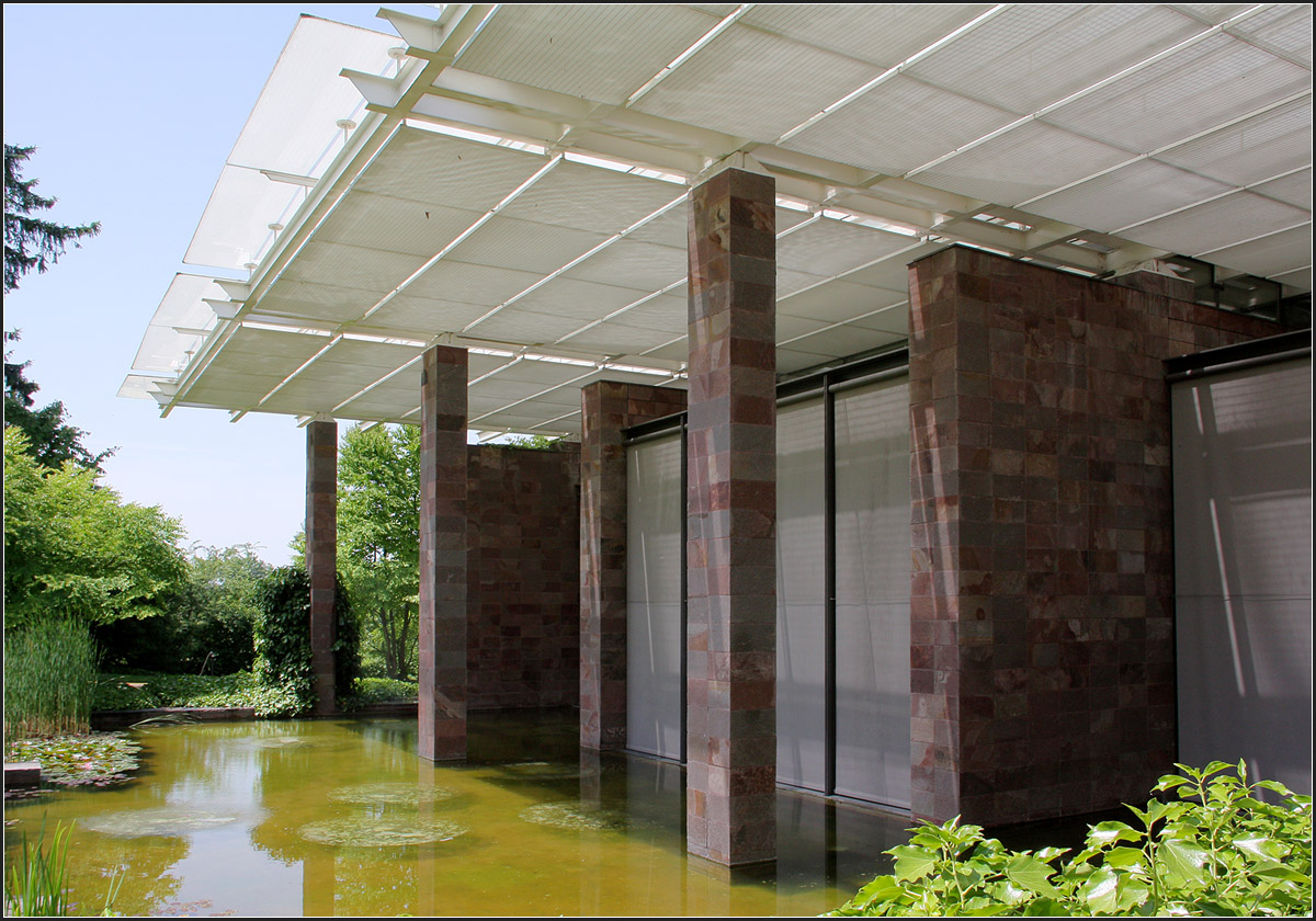 . Foundation Beyeler in Riehen -

An der Südseite des Museums wurde ein Teich angelegt über das sich das durch Säulen getragene Vordach spannt.

Juni 2013 (Matthias)