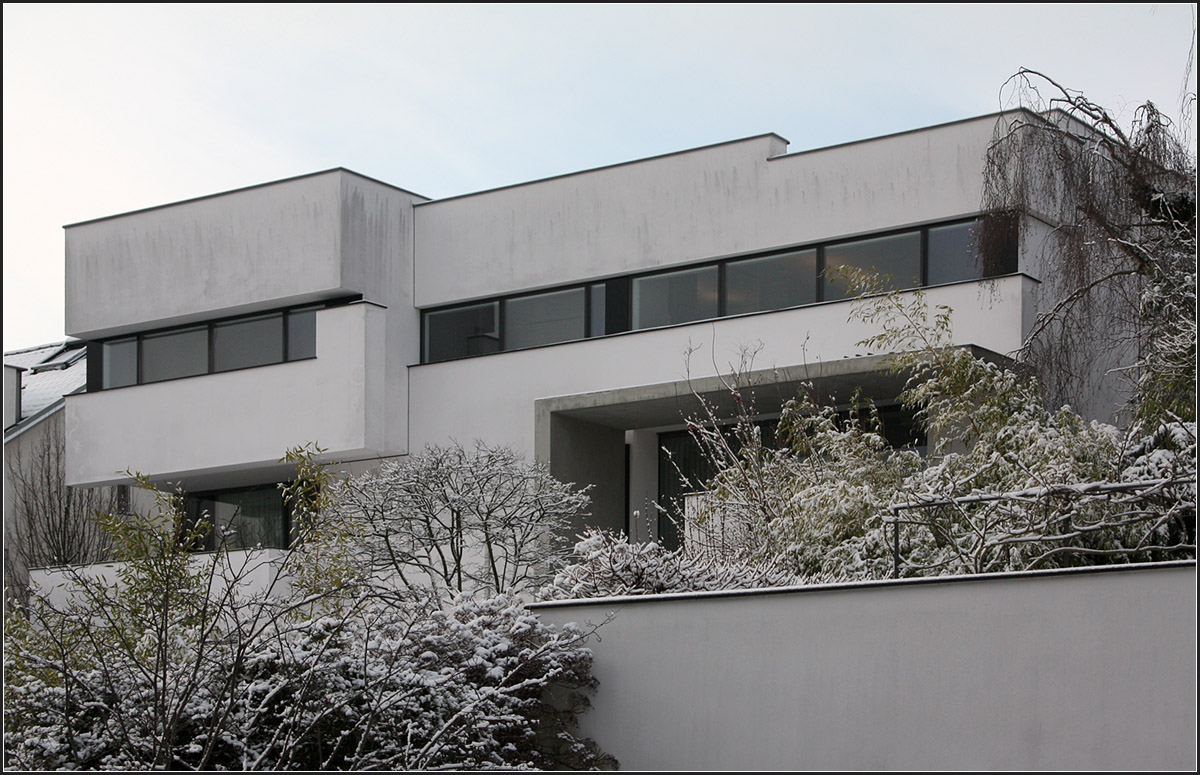 . Haus Strauss in Stuttgart -

Schmale Fensterbänder im Obergeschoss.

Dezember 2014 (Matthias)
