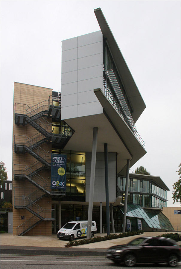 
. Haus der Wirtschaft der IHK in Kiel -

Die schlanke Westseite des Gebäudes.

Oktober 2015 (M)