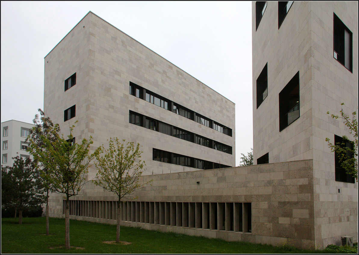 . Max-Planck-Institut für europäische Rechtsgeschichte in Frankfurt am Main -

Langgezogene Fensterbänder prägen den Bibliotheksturm auf der Hofseite.

September 2014 (Matthias)
