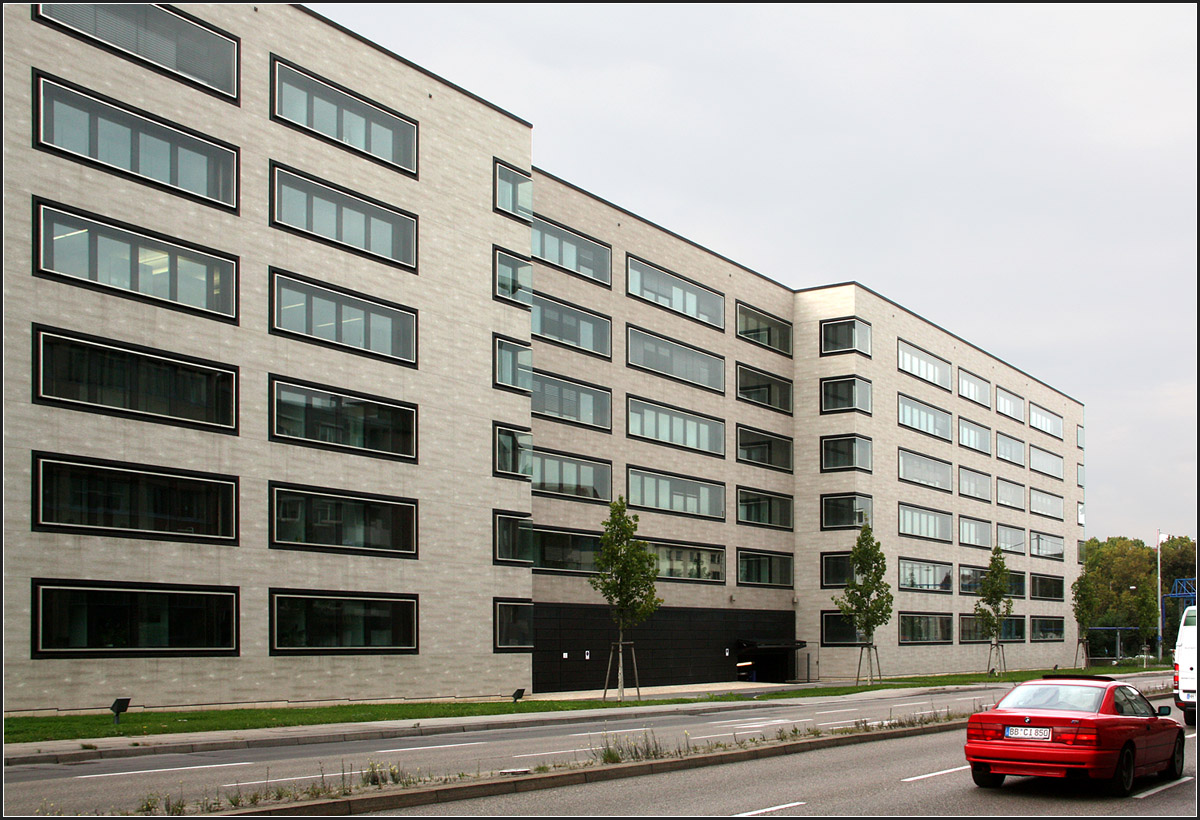 
. Ministeriumsneubau in Stuttgart -

Die Fassade besteht aus Glasmosaik-Steinchen in unterschiedlicher Farbtönung.

September 2014 (Matthias)