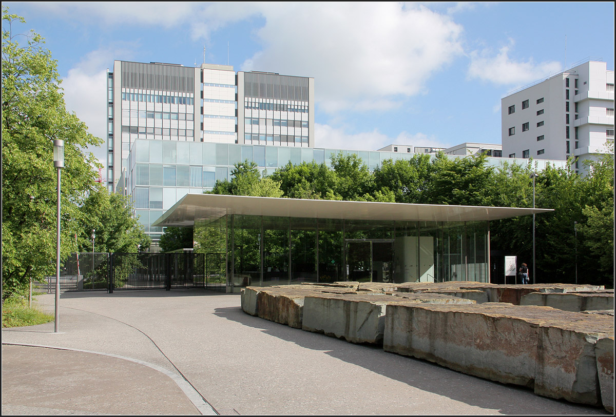 
. Novatis-Laborgebäude von SANAA -

Das SANAA-Gebäude befindet sich gleich hinter dem Haupteingang in das Firmengelände. Der Eingangspavilion wurde von Marco Serra geplant.

Juni 2013 (M)