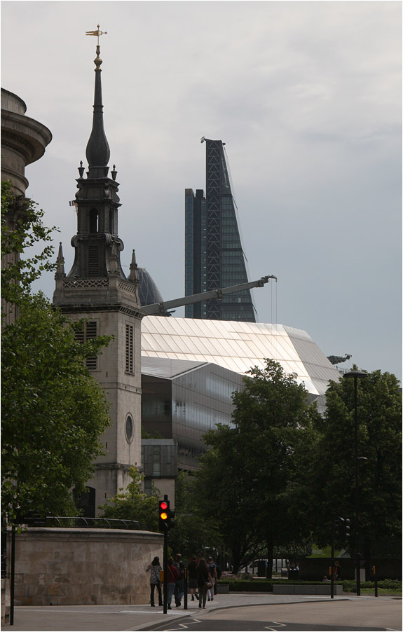 
. One New Change in London -

Das Glasdach reflektiert das Sonnenlicht.

Juni 2015 (M)