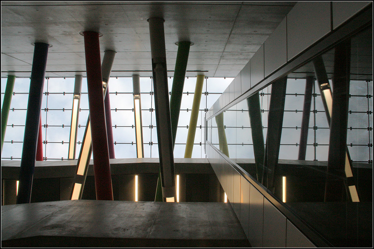 . S-Bahnhof 'Bayerischer Bahnhof' in Leipzig -

Ein Blick nach oben entlang des Aufzuges zum Glasdach über dem Südaufgang.

Februar 2014 (Matthias)