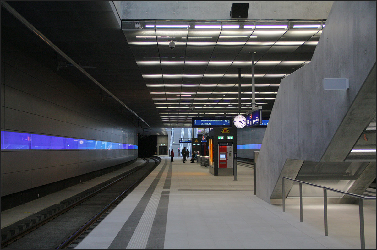 . S-Bahnhof 'Bayerischer Bahnhof' in Leipzig -

Auffälligstes Architekturelement in der Bahnsteigebene ist der leuchtende blaue Streifen an den Wänden.

Februar 2014 (Matthias)