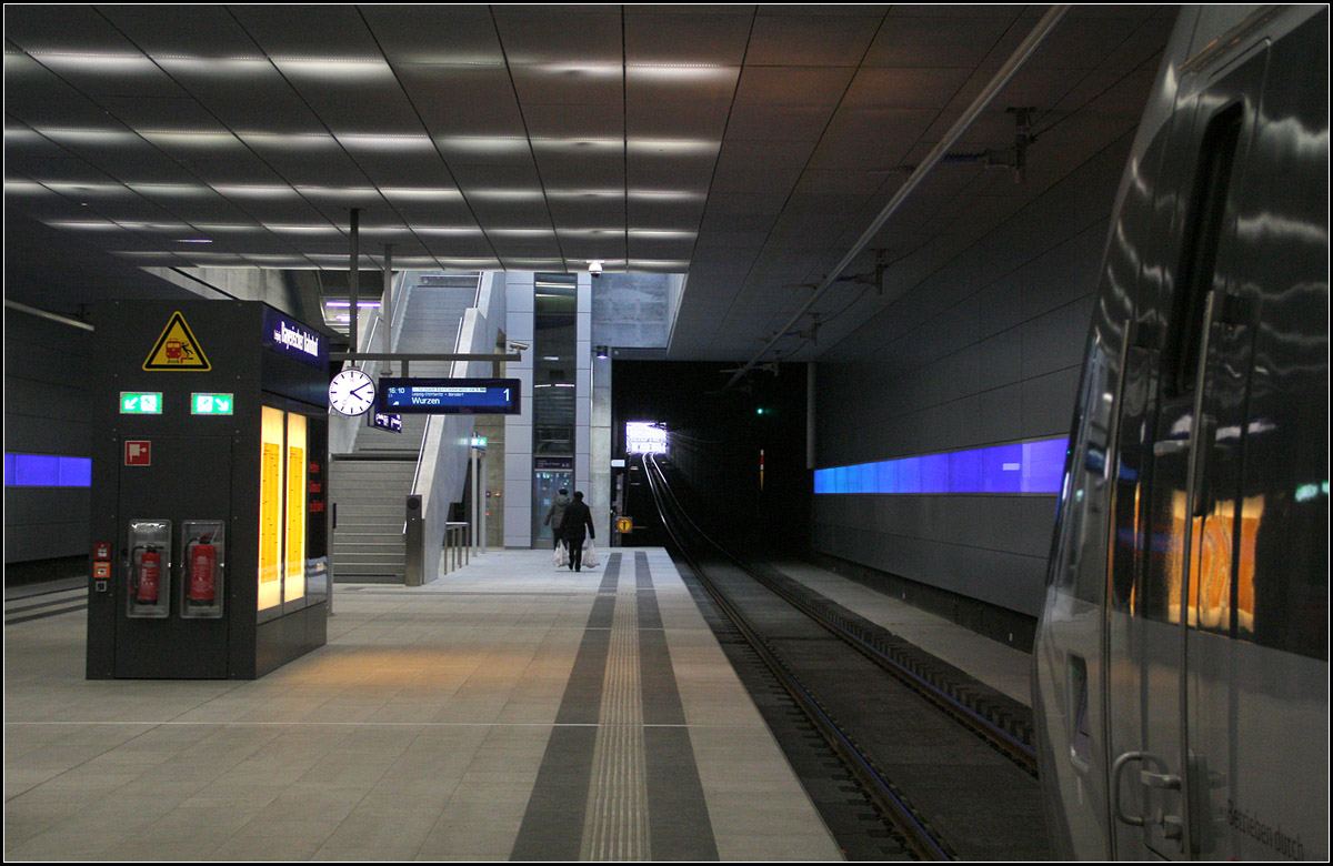 . S-Bahnhof 'Bayerischer Bahnhof' in Leipzig -

Im Anschluss an diese Station erreichen die Bahnen in Südrichtung wieder die Oberfläche.

Februar 2014 (Matthias)