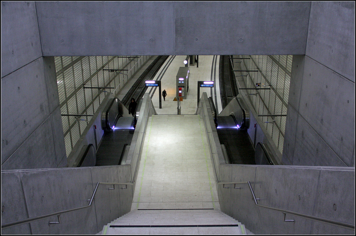 . S-Bahnstation  Wilhelm-Leuschner-Platz  in Leipzig -

Der Sichtbeton rahmt den Durchblick in die Bahnsteighalle.

Februar 2013 (Matthias)