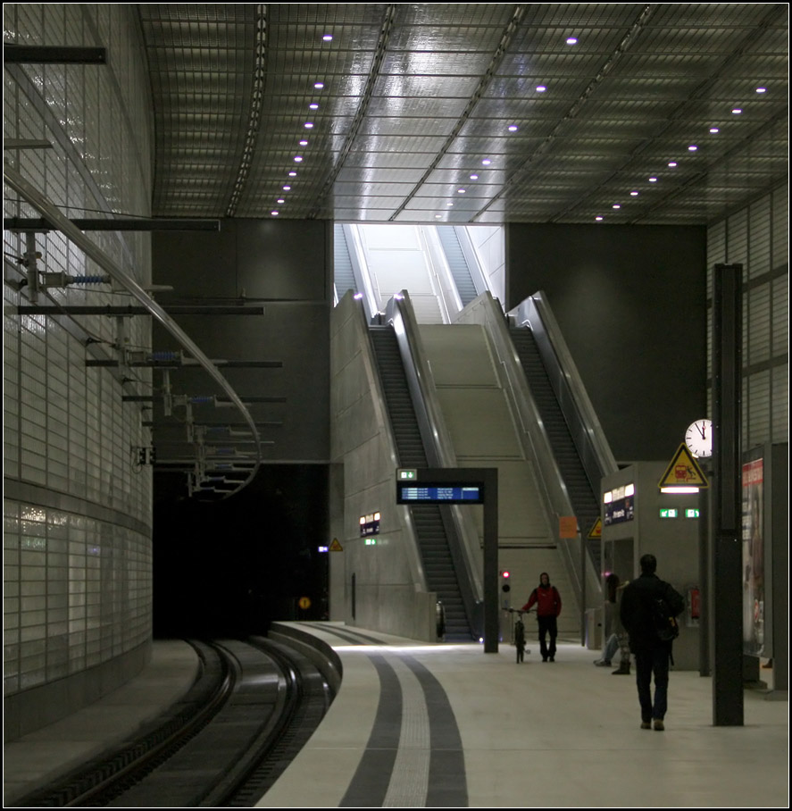 . S-Bahnstation  Wilhelm-Leuschner-Platz  in Leipzig -

Oben lockt das Tageslicht.

Februar 2013 (Matthias)